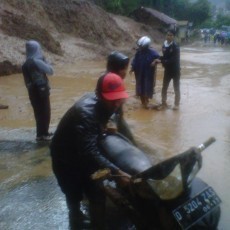 Duh! Seorang Kakek Nyaris Tertimbun Longsor