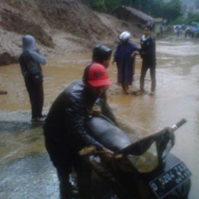 Duh! Seorang Kakek Nyaris Tertimbun Longsor