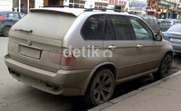 Jika Anda pertama kali menginjak Moskow seperti di musim dingin sekarang ini, bisa jadi kesan pertama yang Anda dapat adalah mobil-mobil bulukan yang bertebaran di jalanan. Mobil-mobil itu bukannya saking tuanya alias jadoel, justru sebaliknya mereka adalah mobil mewah edisi terbaru dan tampak bulukan karena debu tebal yang menempel di seluruh badan.