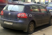 Mobil premium seperti Jaguar, BMW, Mercy, Audi, Lexus, berlalu lalang dengan kondisi penuh debu, seolah mereka baru saja melewati gurun pasir ratusan kilometer. Tak peduli pengemudinya cantik, ganteng atau membawa satu keluarga. Saking tebalnya debu, tak jarang tulisan merek dan tipe mobil tidak terlihat. Termasuk nopolnya. Hanya sedikit kendaraan yang tampak kinclong memperlihatkan kharisma si mobil.