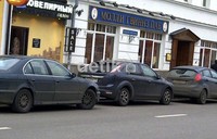 Debu yang dibawa angin memang masalah tersendiri di Moskow. Untuk membersihkan debu, pemerintah Moskow bisa sampai empat kali membersihkan jalanan dengan truk khusus. Truk itu akan menyiramkan air lalu menyikat jalan dengan alat otomatis sehingga jalanan bersih senantiasa.