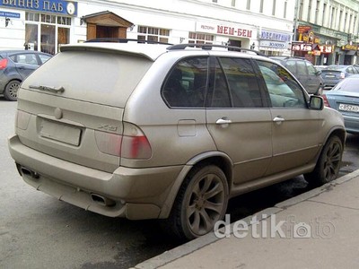 Mobil Mewah Bulukan di Moskow