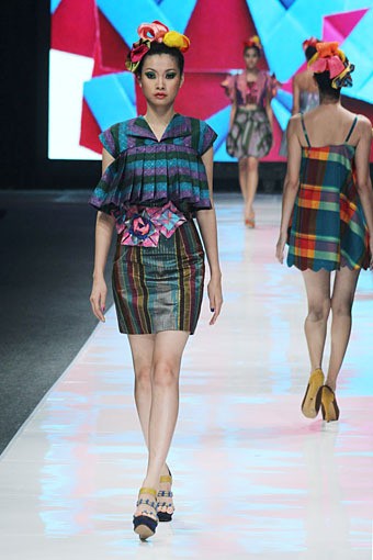 Lenny Agustin Paper Garden. Jakarta Fashion Week 2013 at Plaza Senayan. Jakarta. [Foto: Mohammad Abduh/Wolipop]