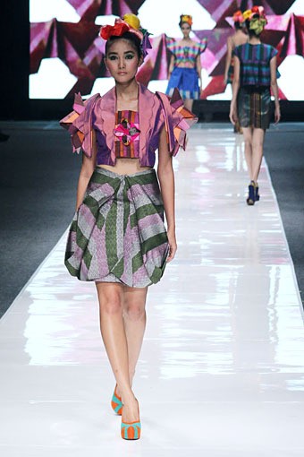 Lenny Agustin Paper Garden. Jakarta Fashion Week 2013 at Plaza Senayan. Jakarta. [Foto: Mohammad Abduh/Wolipop]