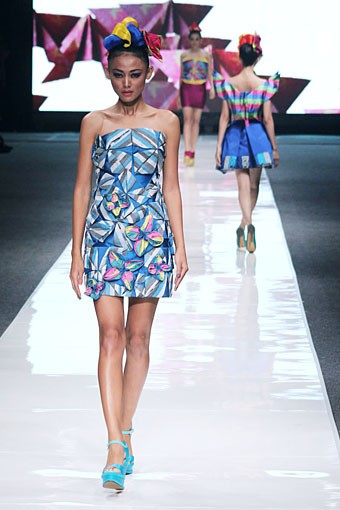 Lenny Agustin Paper Garden. Jakarta Fashion Week 2013 at Plaza Senayan. Jakarta. [Foto: Mohammad Abduh/Wolipop]