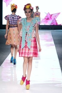 Lenny Agustin Paper Garden. Jakarta Fashion Week 2013 at Plaza Senayan. Jakarta. [Foto: Mohammad Abduh/Wolipop]