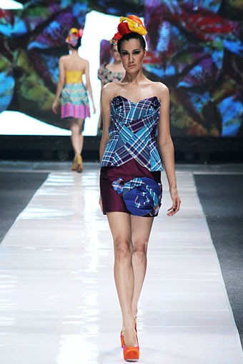 Lenny Agustin Paper Garden. Jakarta Fashion Week 2013 at Plaza Senayan. Jakarta. [Foto: Mohammad Abduh/Wolipop]