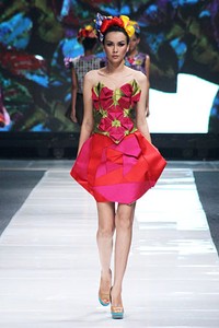 Lenny Agustin Paper Garden. Jakarta Fashion Week 2013 at Plaza Senayan. Jakarta. [Foto: Mohammad Abduh/Wolipop]