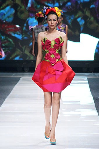 Lenny Agustin Paper Garden. Jakarta Fashion Week 2013 at Plaza Senayan. Jakarta. [Foto: Mohammad Abduh/Wolipop]
