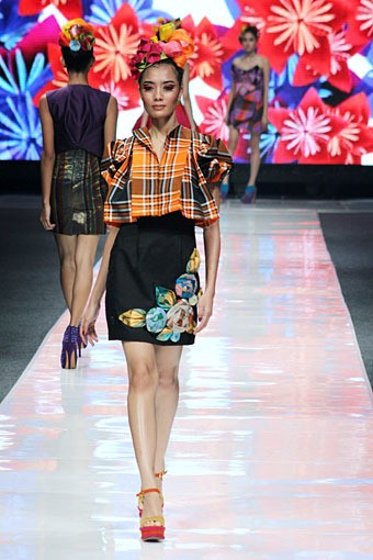 Lenny Agustin Paper Garden. Jakarta Fashion Week 2013 at Plaza Senayan. Jakarta. [Foto: Mohammad Abduh/Wolipop]