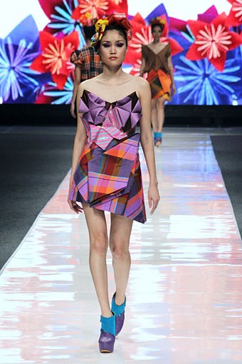 Lenny Agustin Paper Garden. Jakarta Fashion Week 2013 at Plaza Senayan. Jakarta. [Foto: Mohammad Abduh/Wolipop]