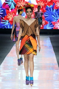 Lenny Agustin Paper Garden. Jakarta Fashion Week 2013 at Plaza Senayan. Jakarta. [Foto: Mohammad Abduh/Wolipop]