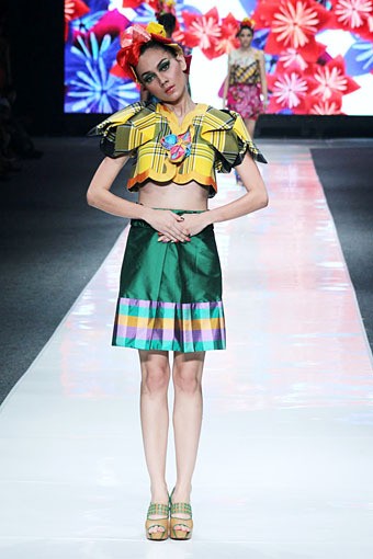 Lenny Agustin Paper Garden. Jakarta Fashion Week 2013 at Plaza Senayan. Jakarta. [Foto: Mohammad Abduh/Wolipop]