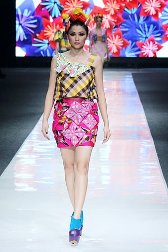 Lenny Agustin Paper Garden. Jakarta Fashion Week 2013 at Plaza Senayan. Jakarta. [Foto: Mohammad Abduh/Wolipop]