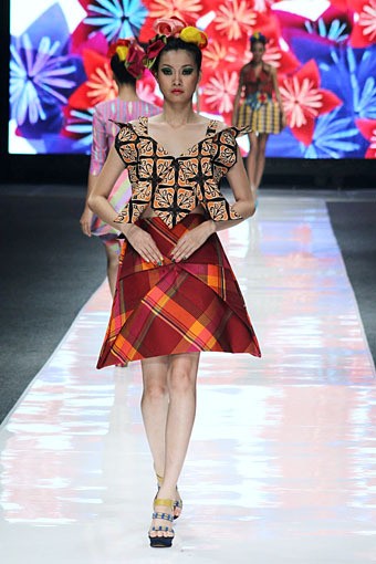 Lenny Agustin Paper Garden. Jakarta Fashion Week 2013 at Plaza Senayan. Jakarta. [Foto: Mohammad Abduh/Wolipop]