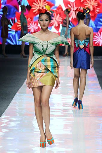 Lenny Agustin Paper Garden. Jakarta Fashion Week 2013 at Plaza Senayan. Jakarta. [Foto: Mohammad Abduh/Wolipop]