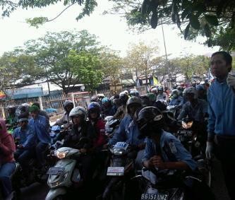 Konvoi Ribuan Buruh Sempat Bikin Macet Cempaka Putih