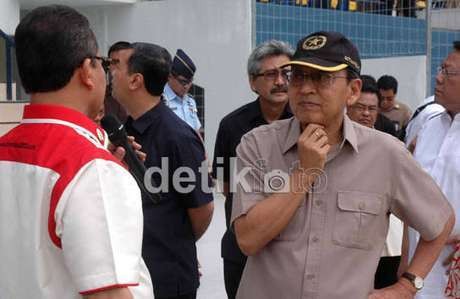 17 Tweets Boediono Soal Century