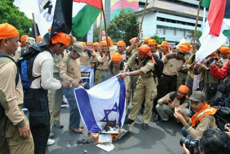 Ratusan Relawan di Semarang Bakar Bendera Israel, Siap Berangkat ke Gaza