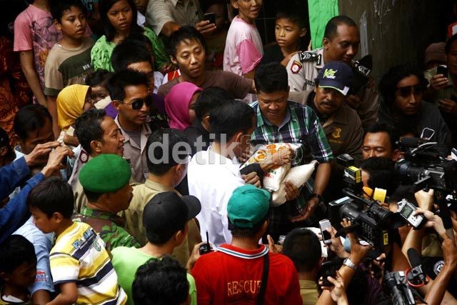 Indahnya 4 Momen Berbagi Ala Jokowi