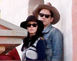 Pulang Kampung, Katy Perry Ajak John Mayer ke Gereja
