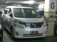 Benarkah pelat nomor ini? Dari pelat namanya, mobil ini menggunakan pelat dari Riau. Pelatnya BM 1214 G. Ada yang kenal pemilik Alphard ini? (Foto: Pembaca)