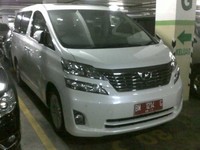 Sebuah mobil Toyota Alphard Vellfire ini mengundang perhatian siapa pun yang melihatnya. Bukan karena warnanya yang putih menggoda tetapi pelatnya yang berwarna merah (Foto: Pembaca)