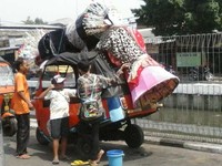 Ondel-ondel naik bajaj untuk keliling Jakarta. (Foto: Budi Santoso)