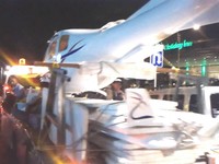 Sebuah truk mengangkut pesawat. (Foto Endang Yusuf).