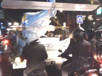 Kontan hal ini menjadi tontonan pengendara jalan (Foto Endang Yusuf).