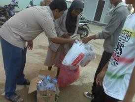 ikut Tergugah Membantu seorang nenek yang mengambil sampah...