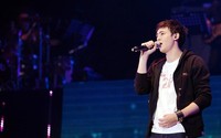 Nichkhun comeback dengan menampilkan lagu solo ciptaannya sendiri yang berjudul Let It Rain. (JYP Entertainment).