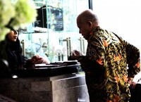Ignatius Mulyono mengisi daftar hadir. Ramses/detikcom.