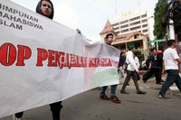 Sentimen negatif kepada Amerika Serikat (AS) menguat karena sikap pemerintahan Barack Obama mendukung agresi militer Israel ke Palestina.