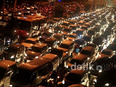 Siang Macet Demo, Malam Macet Karena Hujan