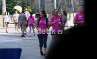 Di hari Minggu, Anda bisa menemui pinky ladies. Ya wanita yang mengenakan kaos merah muda ini tengah mengampanyekan hidup sehat.