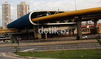 Hayo gedung apa ini? Semacam terminal untuk elevated bus. Jadi bus itu melaju di jalur khusus bus.