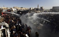 Helikopter tersebut jatuh dan terbakar. Reuters/Mohamed al-Sayaghi.