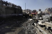 Badan helikopter hangus terbakar. Reuters/Mohamed al-Sayaghi.