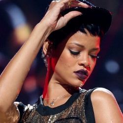 Diprotes Rombongan Tur, Rihanna Ngaku Lagi Sakit
