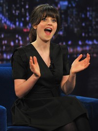 Zooey selalu tampil dengan ekspresi-ekspresi lucu lewat wajah cantiknya. Theo Wargo/Getty Images.