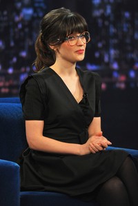 Zooey tampak adorkable saat memakai kacamata besar di wajah cantiknya. Theo Wargo/Getty Images.
