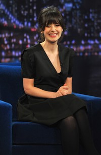 Senyum ceria Zooey. Theo Wargo/Getty Images.