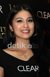 Berperan jadi dokter, Sandra Dewi pun langsung terjun ke lapangan untuk sedikit mempelajari ilmu kedokteran. Gus Mun/detikHOT.