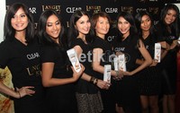 Dewi Sandra berpose dengan Taskya Giantri Namya (Dania), Rechelle R. Rumawas (Visi), P.M Bonita Lauwoie (Lintang), Atika Noviasti (Indi), dan Maureen Pratiwi Irwinsyah (Angel). Gus Mun/detikHOT.