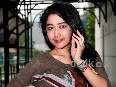 Gaya Casual Uut Permatasari