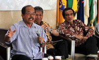 Kurtubi memberikan penjelasan mengenai BP MIGAS disaksikan La Ode Ida (kanan) dan R Priyono (kedua kanan). Ramses/detikcom.