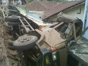 Truk Gandeng Nyungsep Timpa Rumah Warga