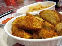 Sambil menunggu makanan utama datang, yuk ngemil herb wedges dan french fries dulu! (Fitria Rahmadianti/Detikfood)