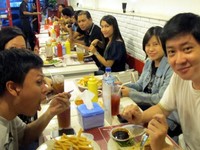 Para carnivore ini makan dengan lahap. Konon, ada yang tambah steak sampai tiga kali lho! (Fitria Rahmadianti/Detikfood)